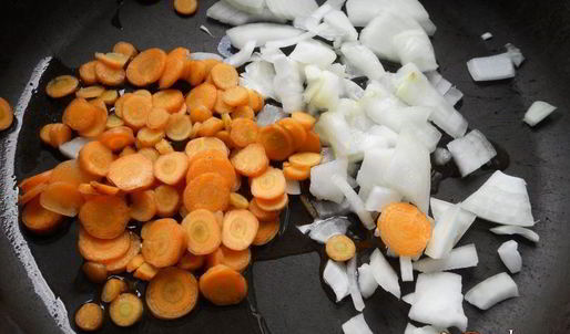 тефтели из куриного фарша с пшеничной кашей в томатном соусе