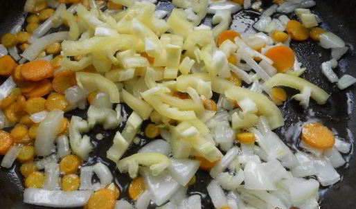 тефтели из куриного фарша с пшеничной кашей в томатном соусе