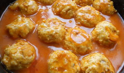 тефтели из куриного фарша с пшеничной кашей в томатном соусе