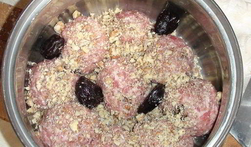 тефтели с черносливом и грецкими орехами