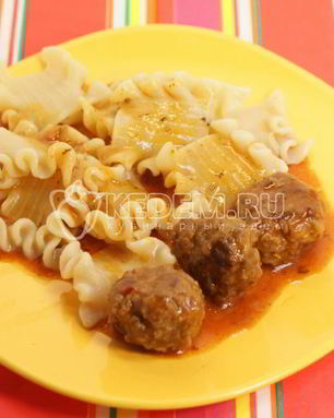 Тефтели с лапшой в томатном соусе