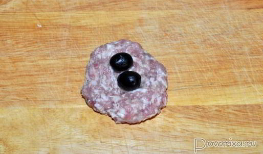 тефтели с маслинами, запеченные в беконе