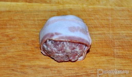 тефтели с маслинами, запеченные в беконе