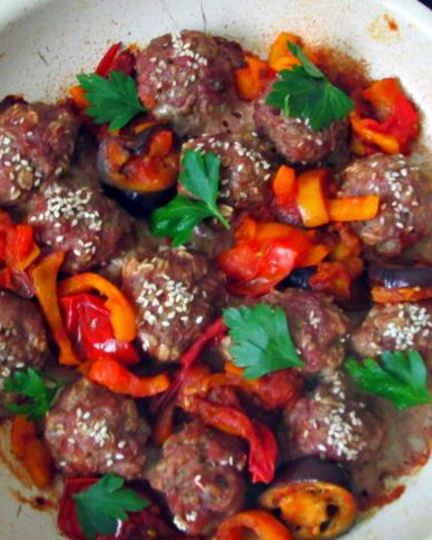 Рецепт тефтели с овсяными хлопьями и тушеными овощами