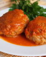 Тефтели с рисом в овощном соусе