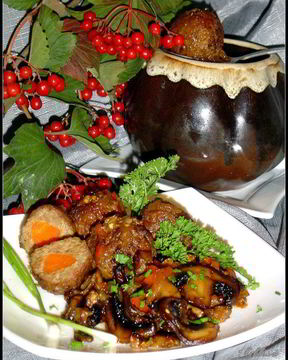 Тефтели с сюрпризом, запеченные с баклажанами и грибами