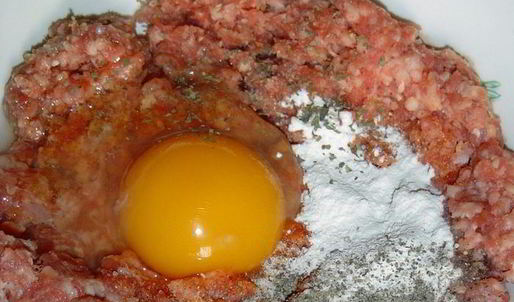 тефтели с сюрпризом, запеченные с баклажанами и грибами