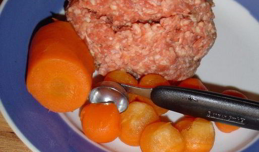 тефтели с сюрпризом, запеченные с баклажанами и грибами