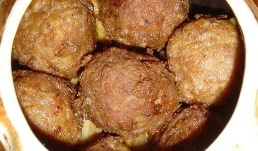 тефтели с сюрпризом, запеченные с баклажанами и грибами