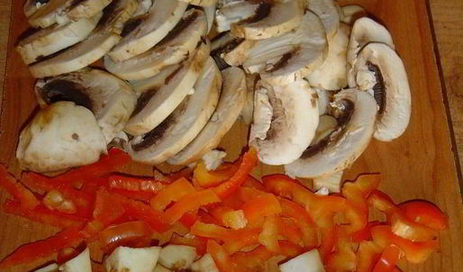 тефтели с сюрпризом, запеченные с баклажанами и грибами