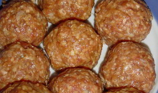 тефтели с сюрпризом, запеченные с баклажанами и грибами