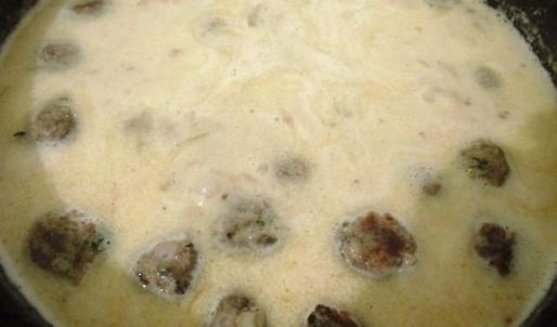 тефтели со сметанным соусом