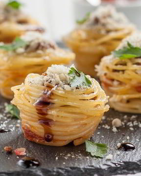 Тефтели в гнездах из спагетти