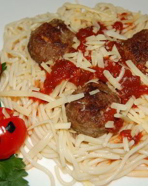 Тефтельки и спагетти с соусом Божья коровка