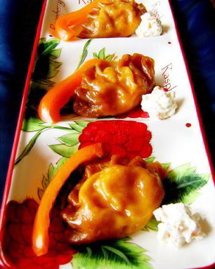 Красные паровые вареники с творогом и паприкой