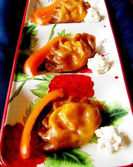 Рецепт красных паровых вареников с творогом и паприкой