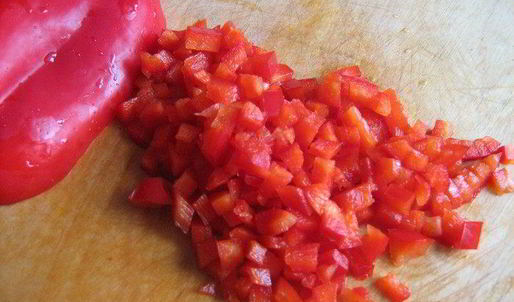 красные паровые вареники с творогом и паприкой