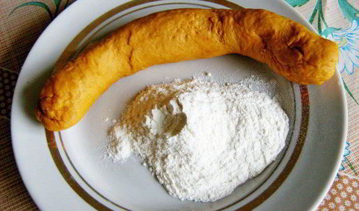 красные паровые вареники с творогом и паприкой