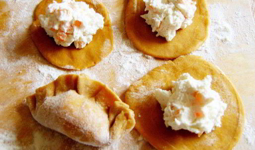 красные паровые вареники с творогом и паприкой