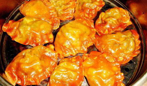 красные паровые вареники с творогом и паприкой