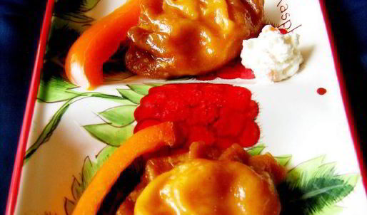 красные паровые вареники с творогом и паприкой