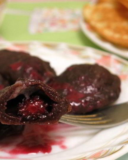 Рецепт шоколадных вареников с ягодами