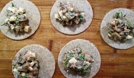 цельнозерновые вареники с тунцом и моцареллой