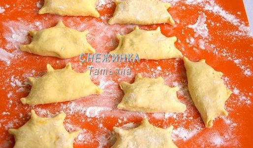 вареники из картофельно-тыквенного теста с начинкой из рикотты и вишни