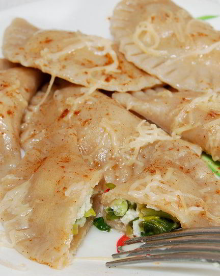 Рецепт вареников из ржаного теста с творогом и черемшой