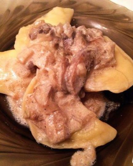 Рецепт вареников с картошкой и грибным соусом