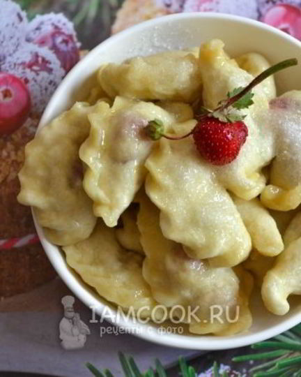 Рецепт вареников с клубникой на кефире