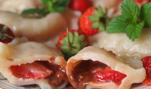 заварные вареники с клубникой и шоколадом