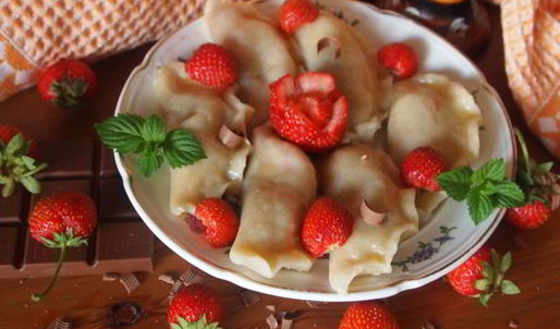 заварные вареники с клубникой и шоколадом