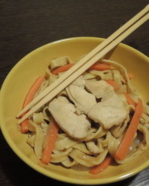 Яичная лапша с курицей и овощами