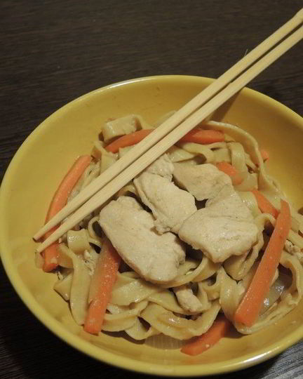 Рецепт яичной лапши с курицей и овощами