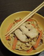 Яичная лапша с курицей и овощами