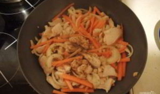 яичная лапша с курицей и овощами