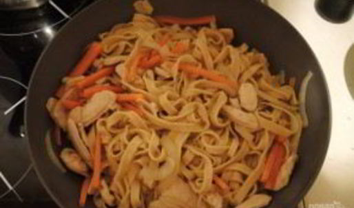 яичная лапша с курицей и овощами