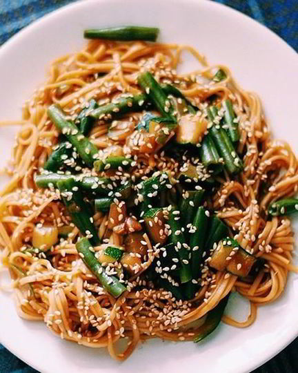 Рецепт яичной лапши с вигной и цукини