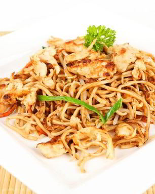 Яичная вок лапша с курицей