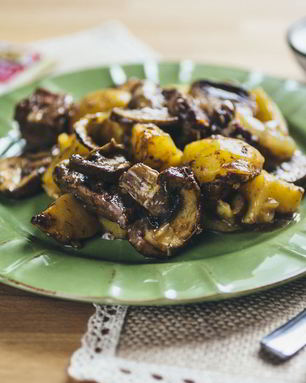 Сочное жаркое с грибами и картофелем