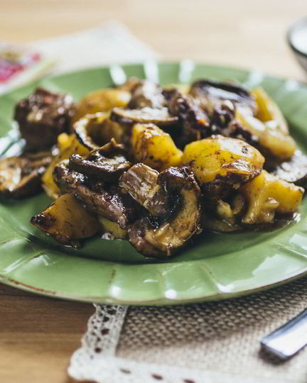 Рецепт сочного жаркого с грибами и картофелем