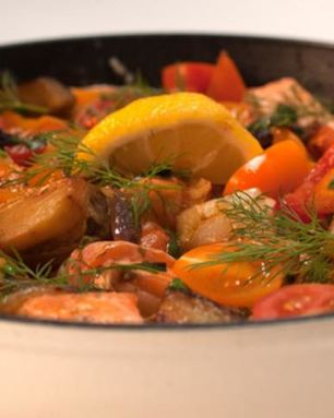 Жаркое из судака и семги с овощами