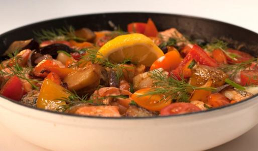 жаркое из судака и семги с овощами