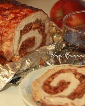 Жаркое из свинины, фаршированное яблоками и клюквой
