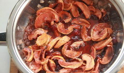 жаркое из свинины, фаршированное яблоками и клюквой