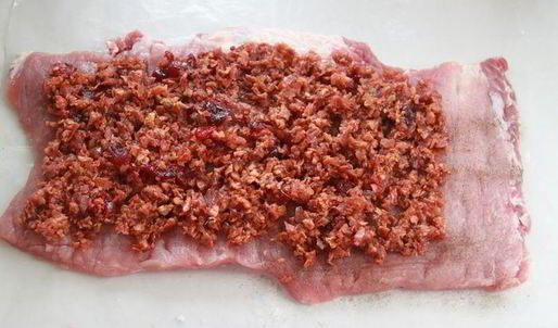 жаркое из свинины, фаршированное яблоками и клюквой