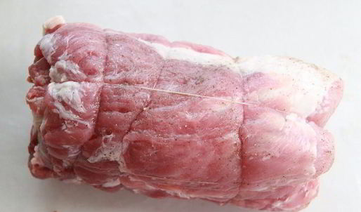 жаркое из свинины, фаршированное яблоками и клюквой