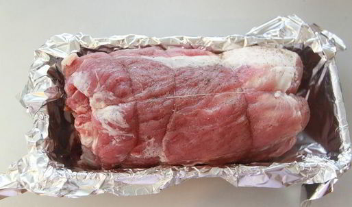 жаркое из свинины, фаршированное яблоками и клюквой