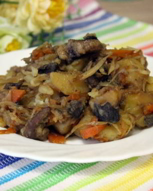 Жаркое из свинины с картофелем и сушеными грибами